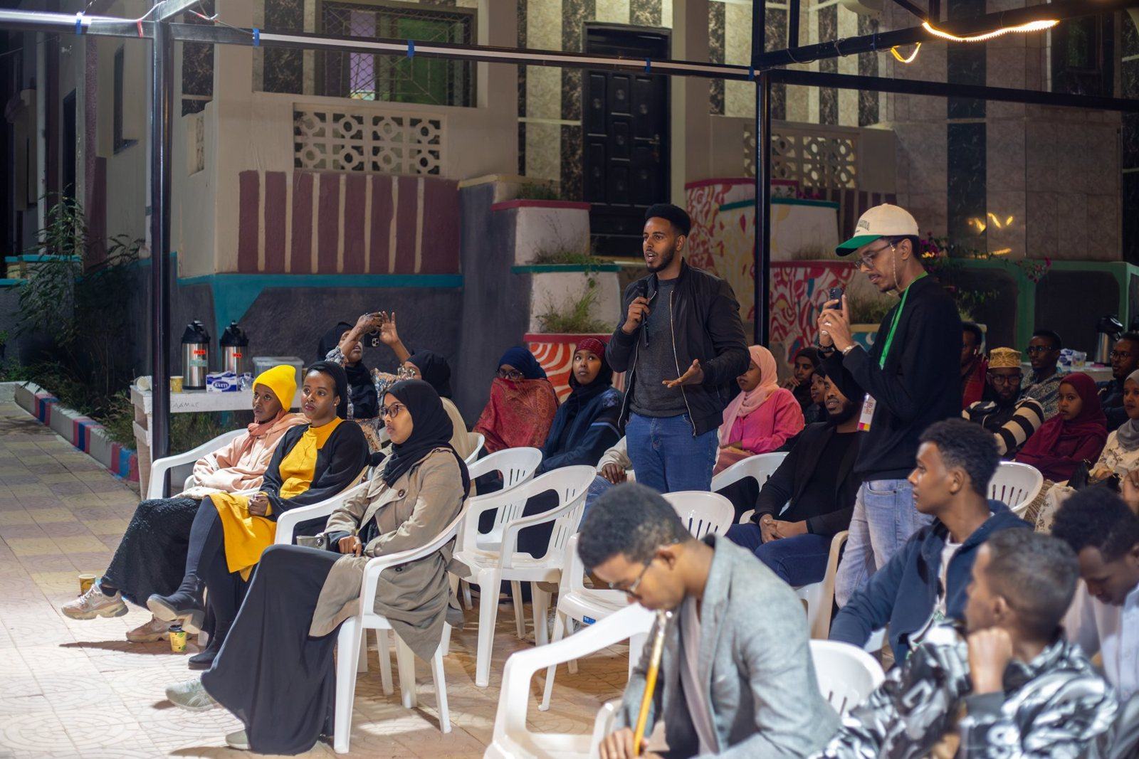 Full audience in the Fankeenna courtyard
